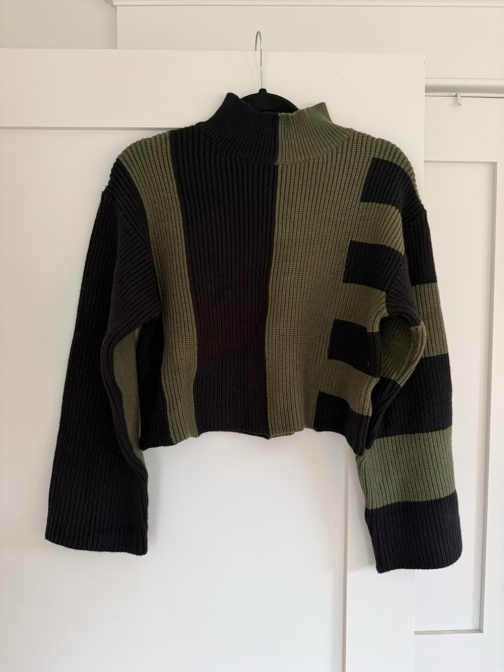 NWT Butter Melon Cropped Turtleneck Sweater Colorblock Black Olive Small Minimal